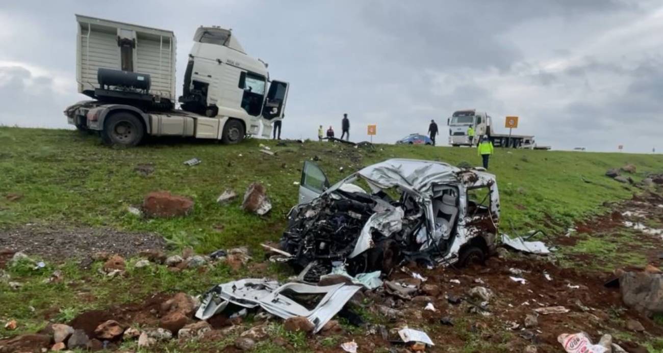 SİVEREK’TE TIR İLE HAFİF TİCARET ARACI ÇARPIŞTI: 2 ÖLÜ,1 YARALI 