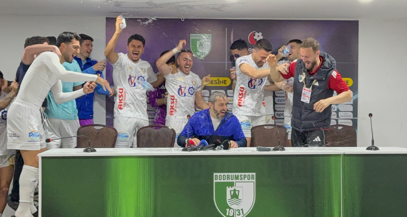 ERZURUMSPOR FK OYUNCULARI BASIN TOPLANTISINI BASIP KUTLAMA YAPTI 