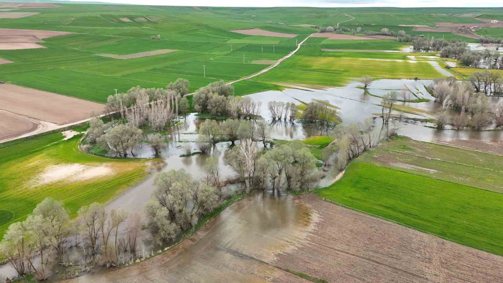TARIM ARAZİLERİNİ SULAR ALTINDA BIRAKAN KANAK ÇAYI DRONLA GÖRÜNTÜLENDİ 