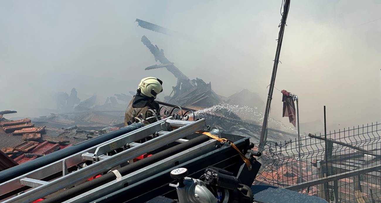SARIYER’DE ALEV ALEV YANAN GECEKONDU KULLANILAMAZ HALE GELDİ 