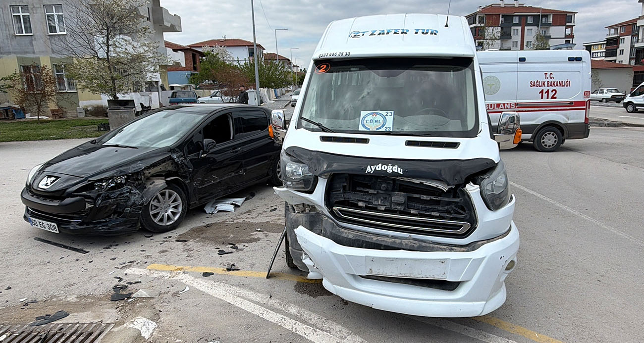 ERBAA’DA ÖĞRENCİ SERVİSİ İLE OTOMOBİL ÇARPIŞTI: 10 ÖĞRENCİ YARALANDI 