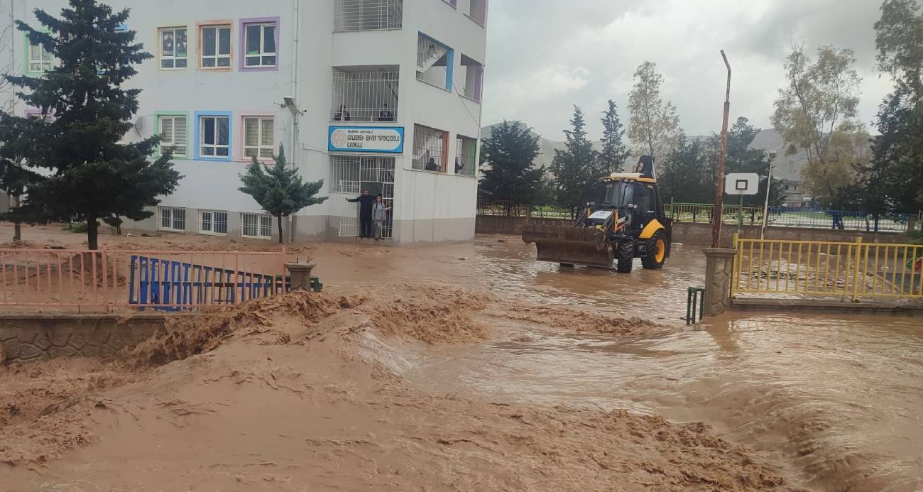 MARDİN’DE SAĞANAK NEDENİYLE OKULDA MAHSUR KALAN 75 ÖĞRENCİ TAHLİYE EDİLDİ 