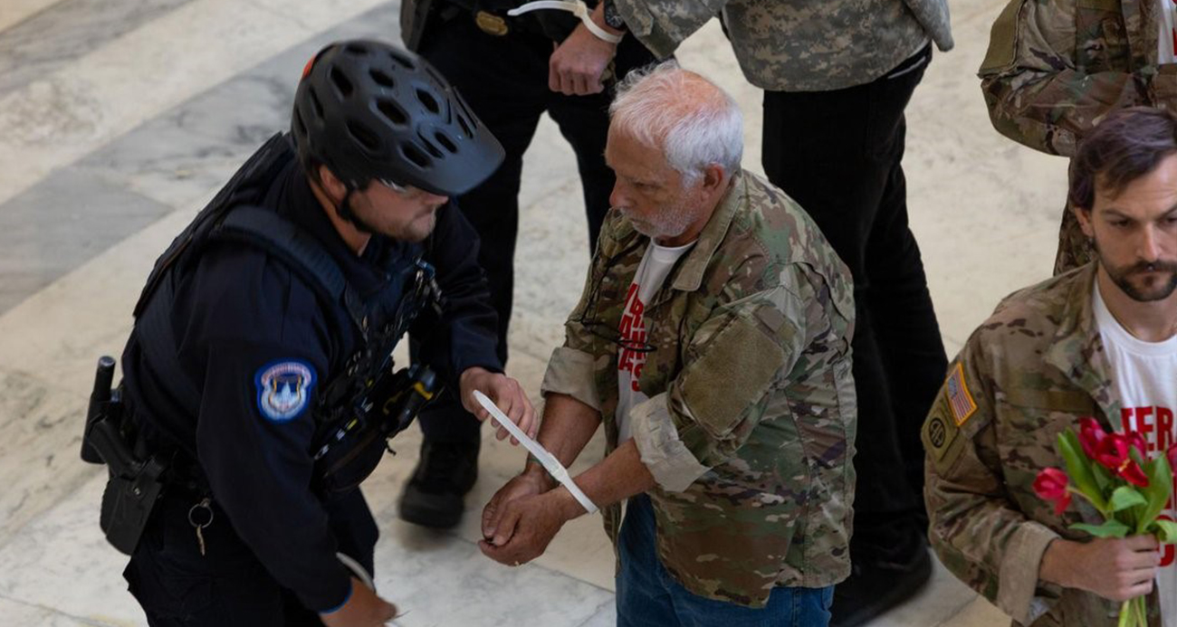 ABD KONGRESİNDE İRAN SAVAŞINI PROTESTO EDEN GAZİLERE GÖZALTI 
