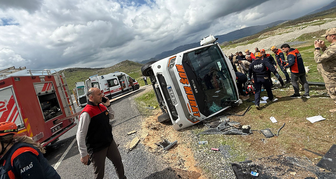 DİYARBAKIR’DA YOLCU OTOBÜSÜ DEVRİLDİ: 1 ÖLÜ, 13 YARALI 
