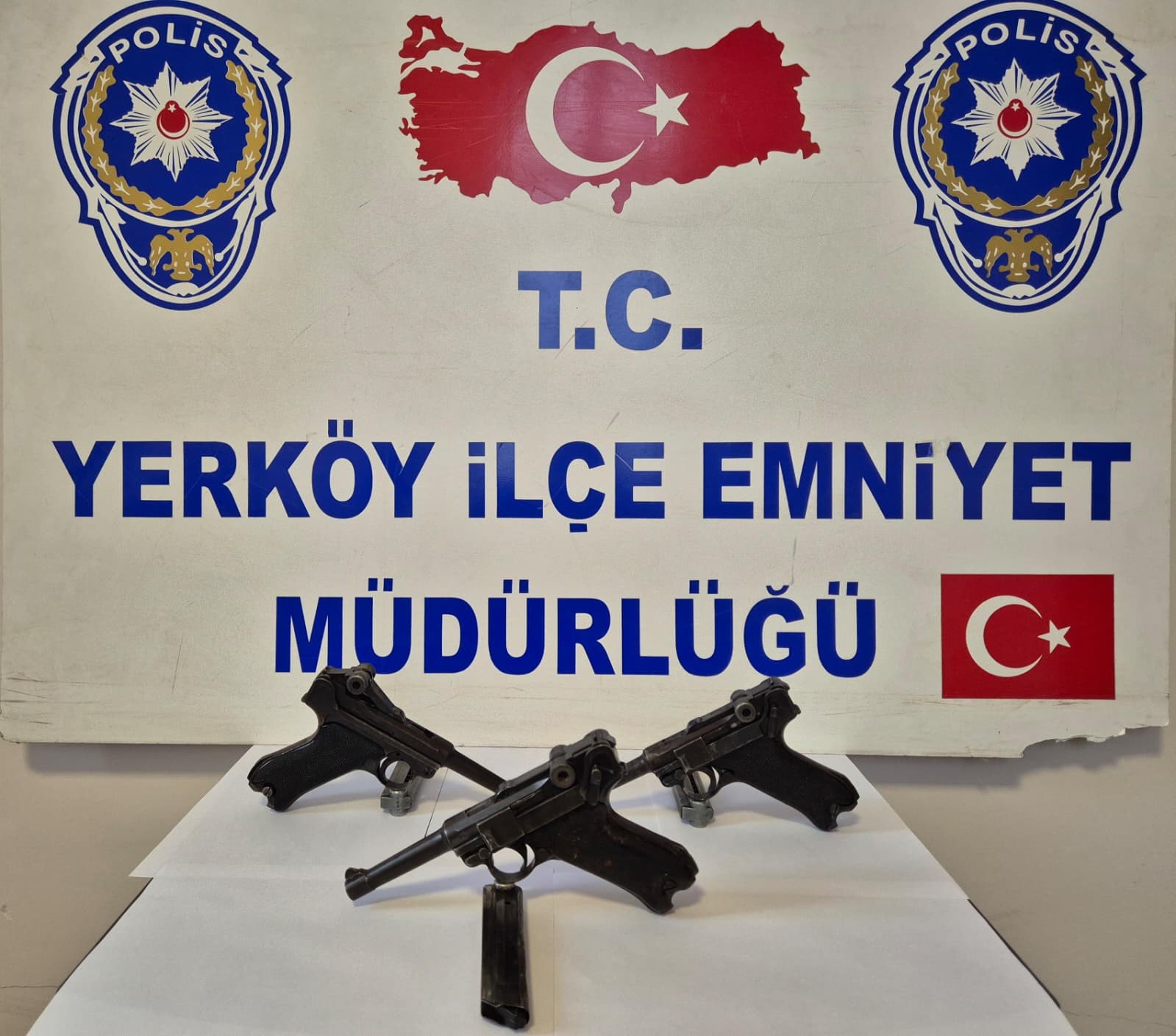 YOZGAT’TA 2 ŞÜPHELİNİN ÜZERİNDE ASIRLIK 3 TABANCA ELE GEÇİRİLDİ 