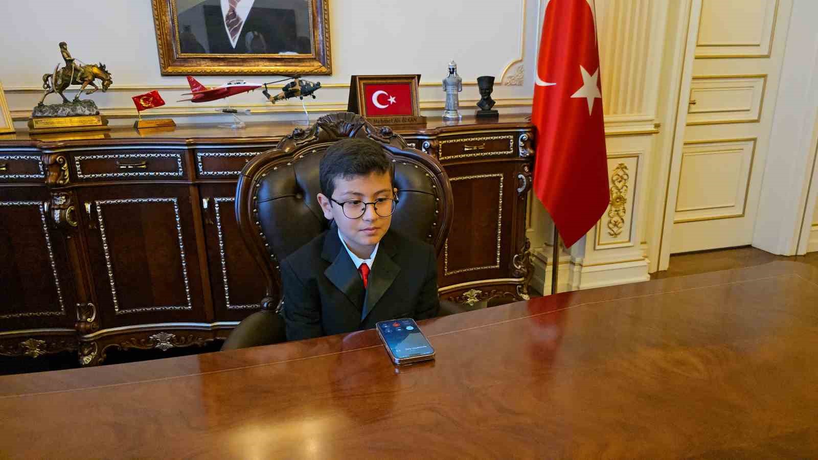 VALİ KOLTUĞUNA OTURDU, İLK TALİMATI OKUL GÜVENLİĞİ OLDU 