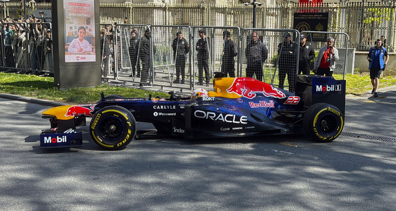 YUKİ TSUNODA’DAN, İSTANBUL SOKAKLARINDA GÖSTERİ SÜRÜŞÜ 