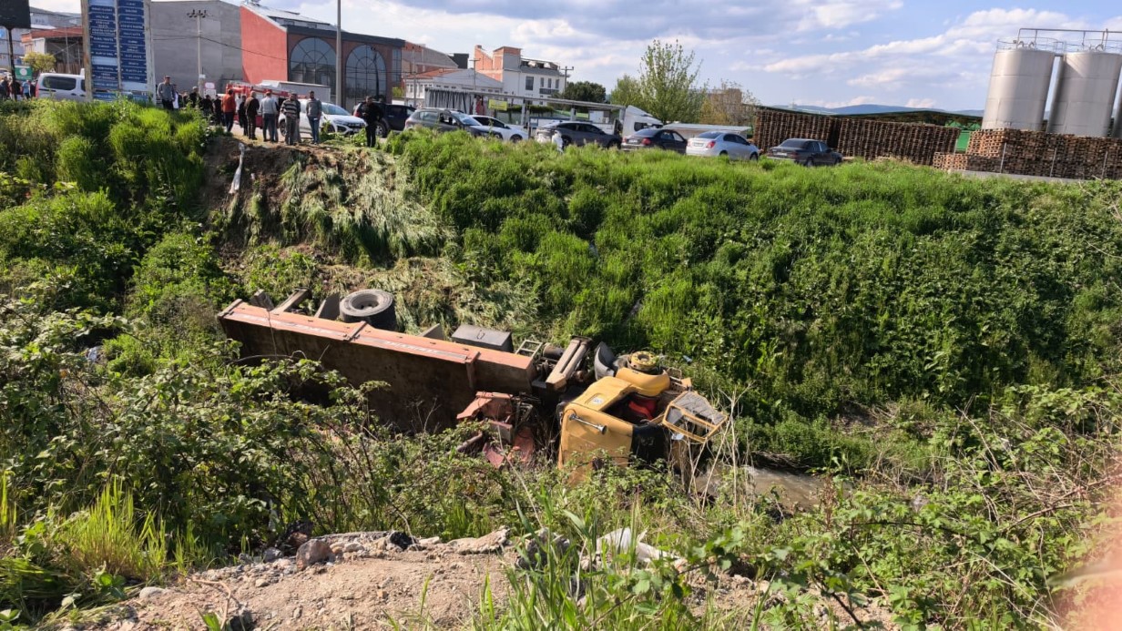 BURSA’DA FRENİ PATLAYAN VİNÇ DEREYE UÇTU : SÜRÜCÜ HAYATINI KAYBETTİ 