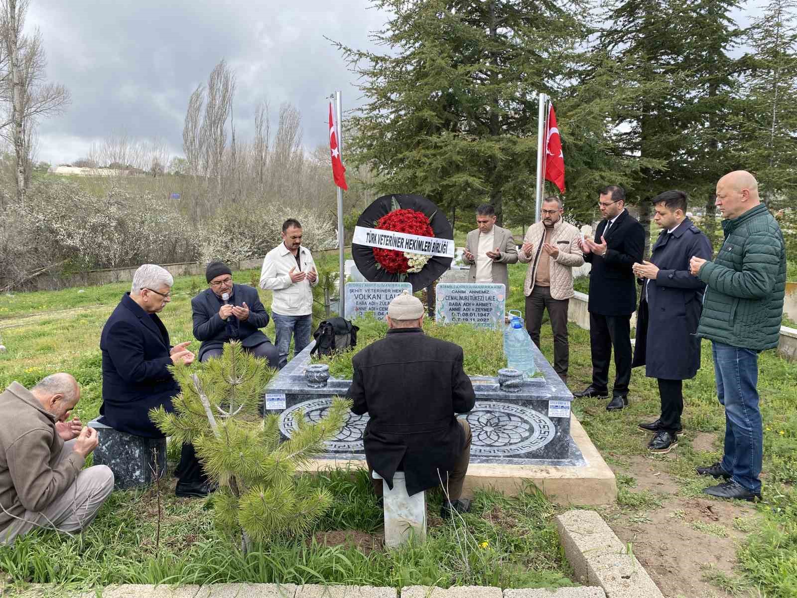 GÖREVİ ESNASINDA ÖLDÜRÜLEN VETERİNER HEKİM, KABRİ BAŞINDA MESLEKTAŞLARI TARAFINDAN ANILDI 