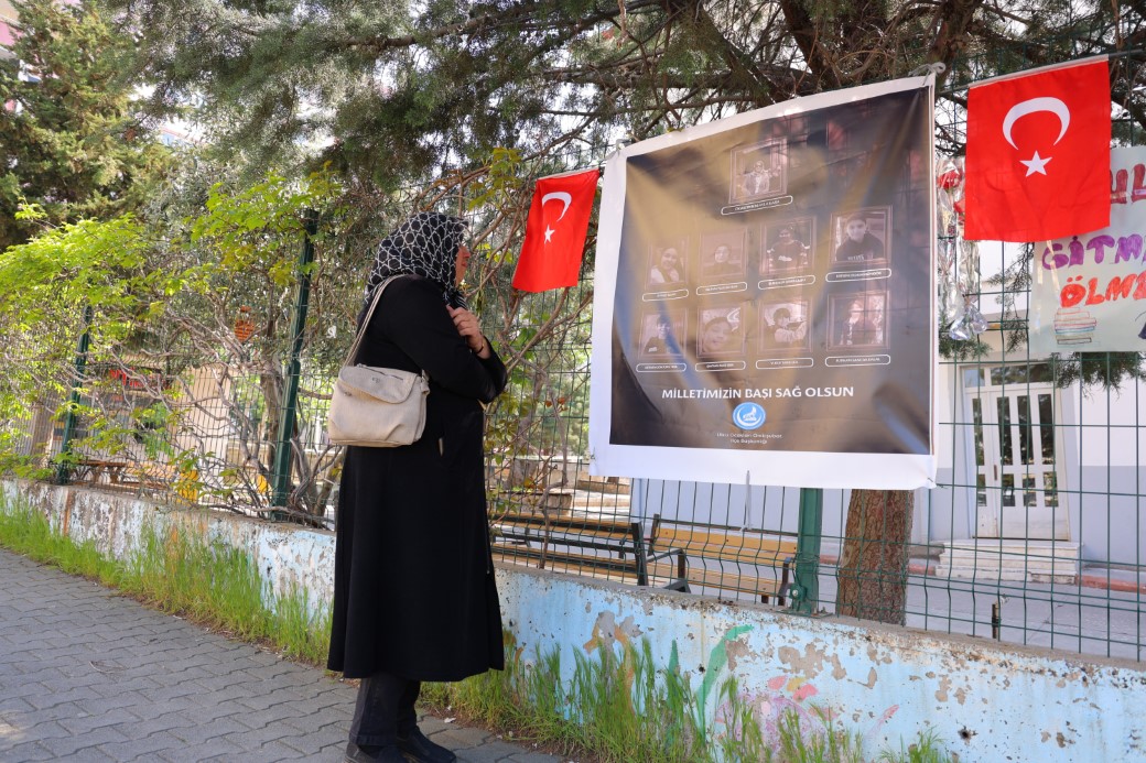 SALDIRININ YAŞANDIĞI OKUL ÖNÜNDE KUR’AN-I KERİM OKUYUP GÖZYAŞI DÖKTÜ 
