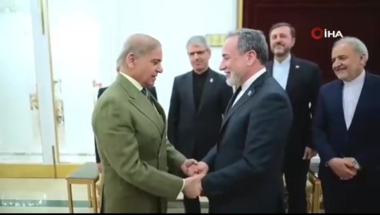 İRAN DIŞİŞLERİ BAKANI ARAKÇİ, PAKİSTAN BAŞBAKANI ŞERİF İLE GÖRÜŞTÜ 