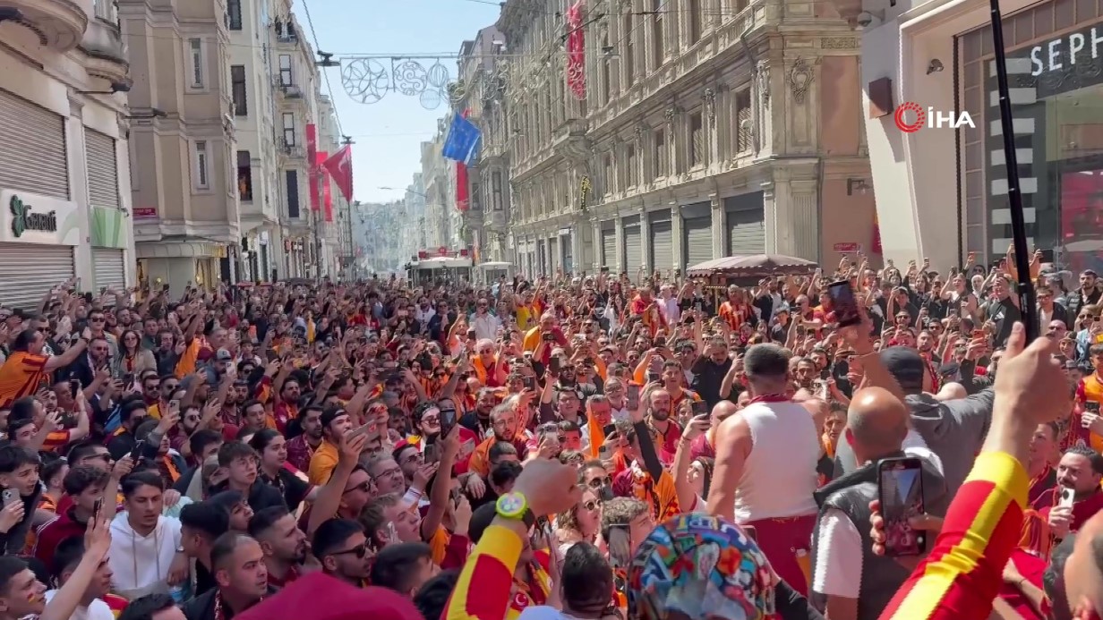 GALATASARAY TARAFTARI, TAKSİM’DE DERBİYİ BEKLİYOR 