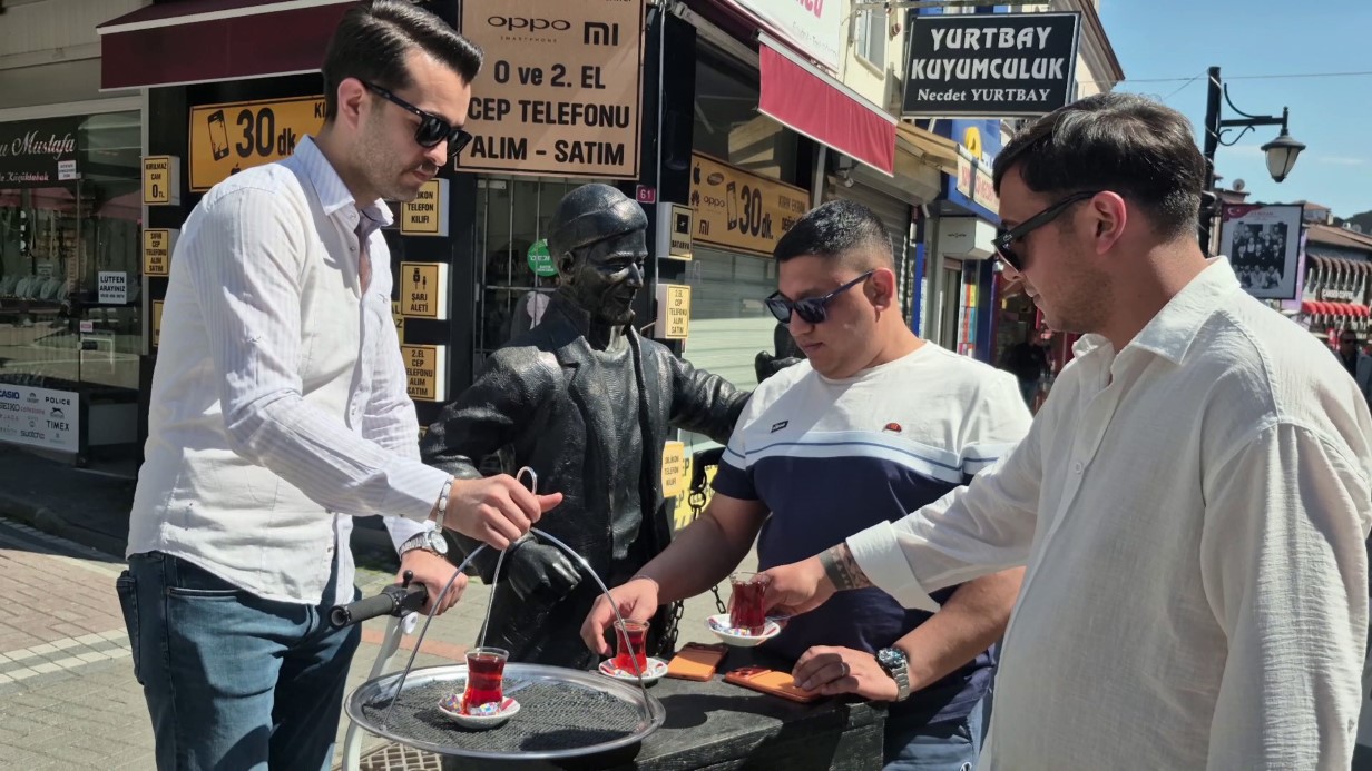 ÇAY DAĞITIMINA YETİŞEMEYİNCE ’CİNCIR’ İLE SERVİSE BAŞLADI 