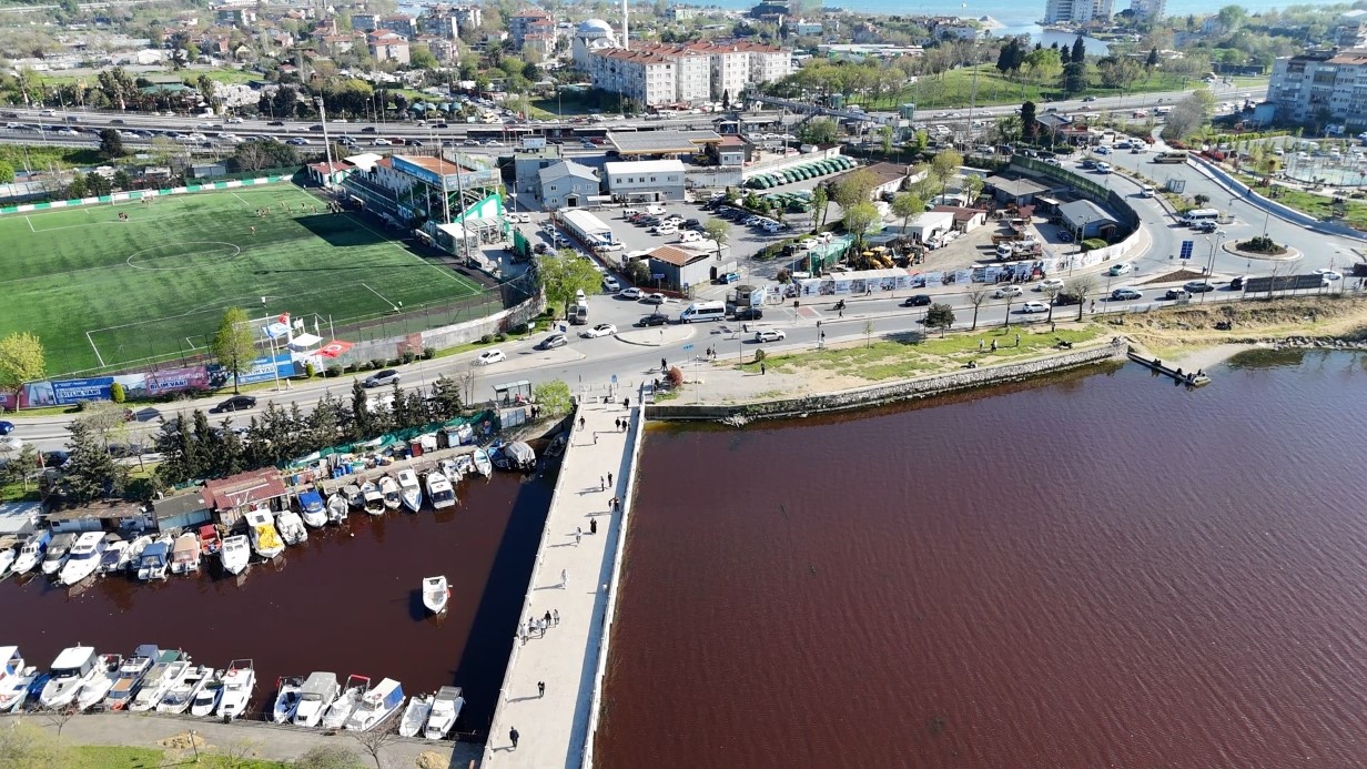 KÜÇÜKÇEKMECE GÖLÜ KIRMIZIYA DÖNDÜ 