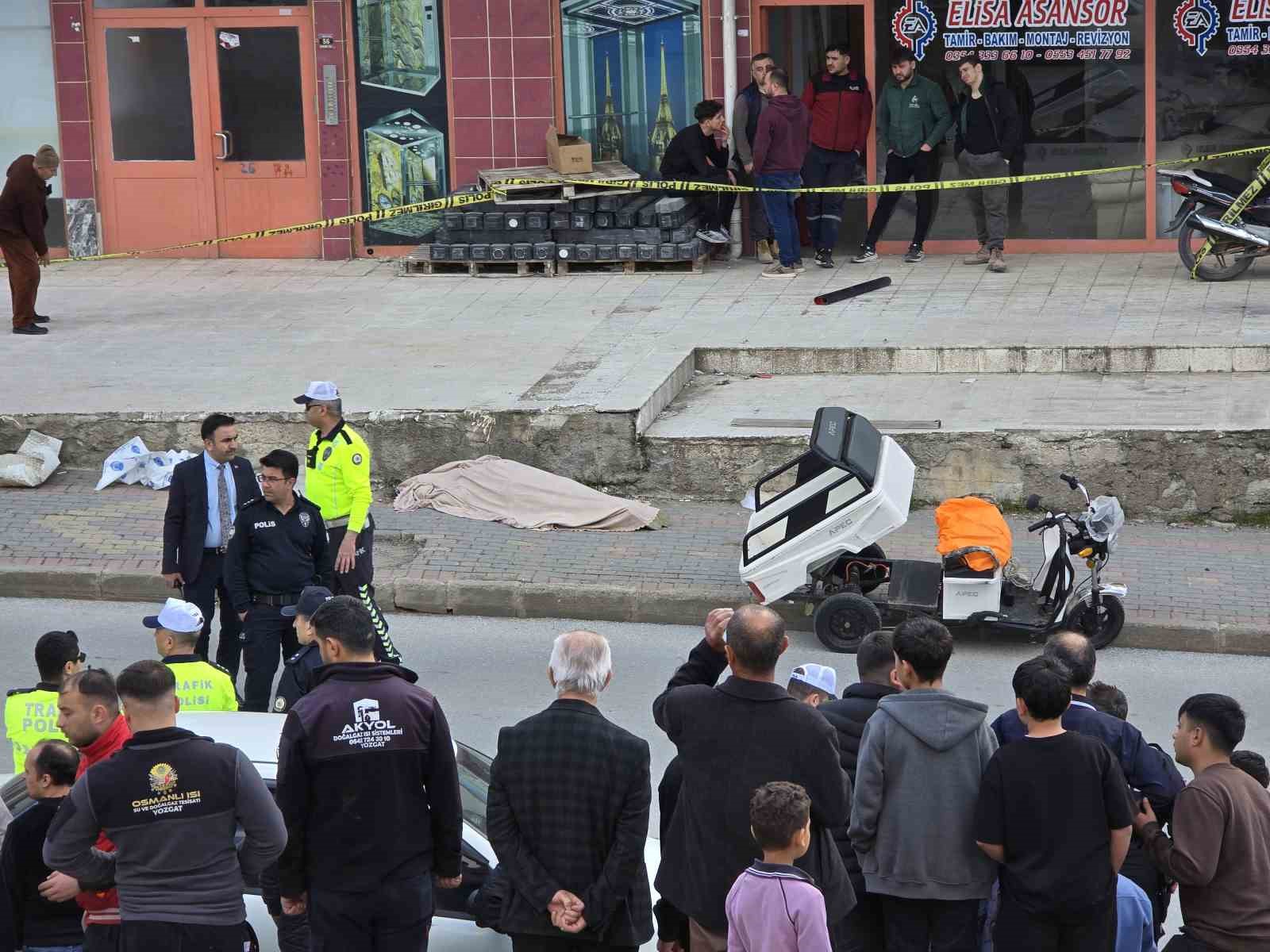 YOZGAT’TA KAZADA KAFASINI KALDIRIMA ÇARPAN YAŞLI ADAM HAYATINI KAYBETTİ 