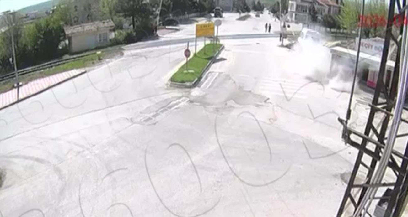 SERVİS MİNİBÜSÜ KALDIRIMA ÇARPARAK DURAĞI YERE SERDİ: İKİ GENÇ KIZIN SANİYELERLE KURTULDUĞU KAZA ANI KAMERADA 