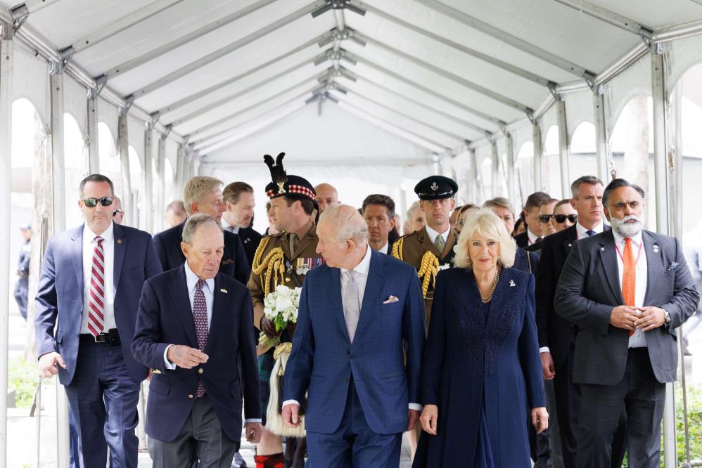 İNGİLTERE KRALI III. CHARLES 11 EYLÜL ANITI’NI ZİYARET ETTİ, KURBAN YAKINLARIYLA BİR ARAYA GELDİ 