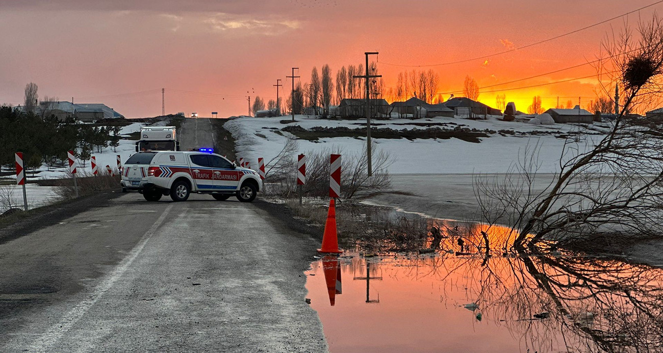 KARAYAZI’DA GÖLET TAŞTI, YOL ULAŞIMA KAPATILDI 