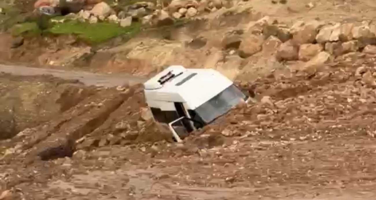 SİİRT’TE HEYELAN: MİNİBÜS MAHSUR KALDI 