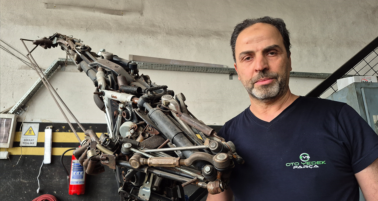 850 PARÇA HURDAYI BİRLEŞTİRDİ, 200 KİLOLUK METAL FİGÜR YAPTI 