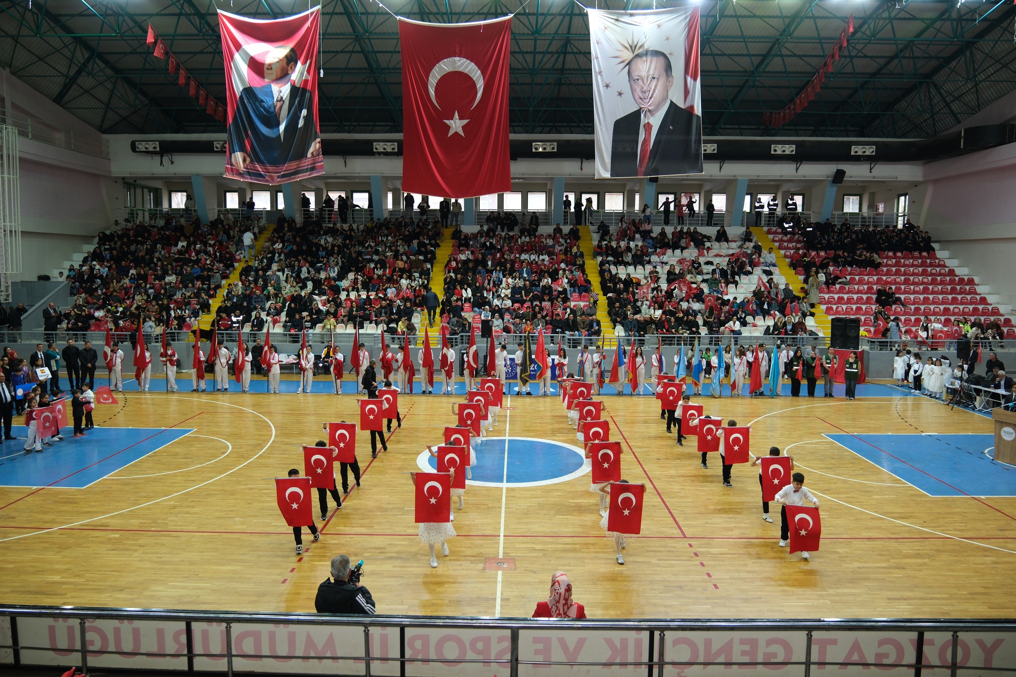 23 NİSAN BAYRAMI YOZGAT’TA İL DÜZEYİNDE COŞKUYLA KUTLANDI