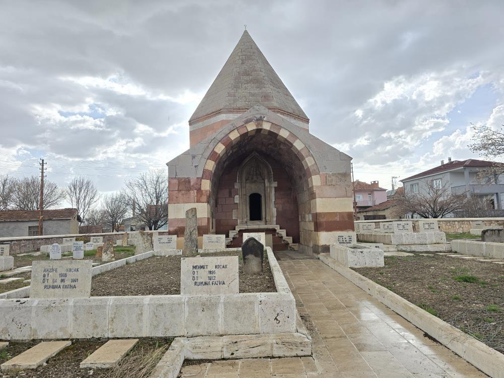 BİR ANIT MEZARINDAN ÖTE SANKİ BİR VEFA ANITINI ANDIRIYOR