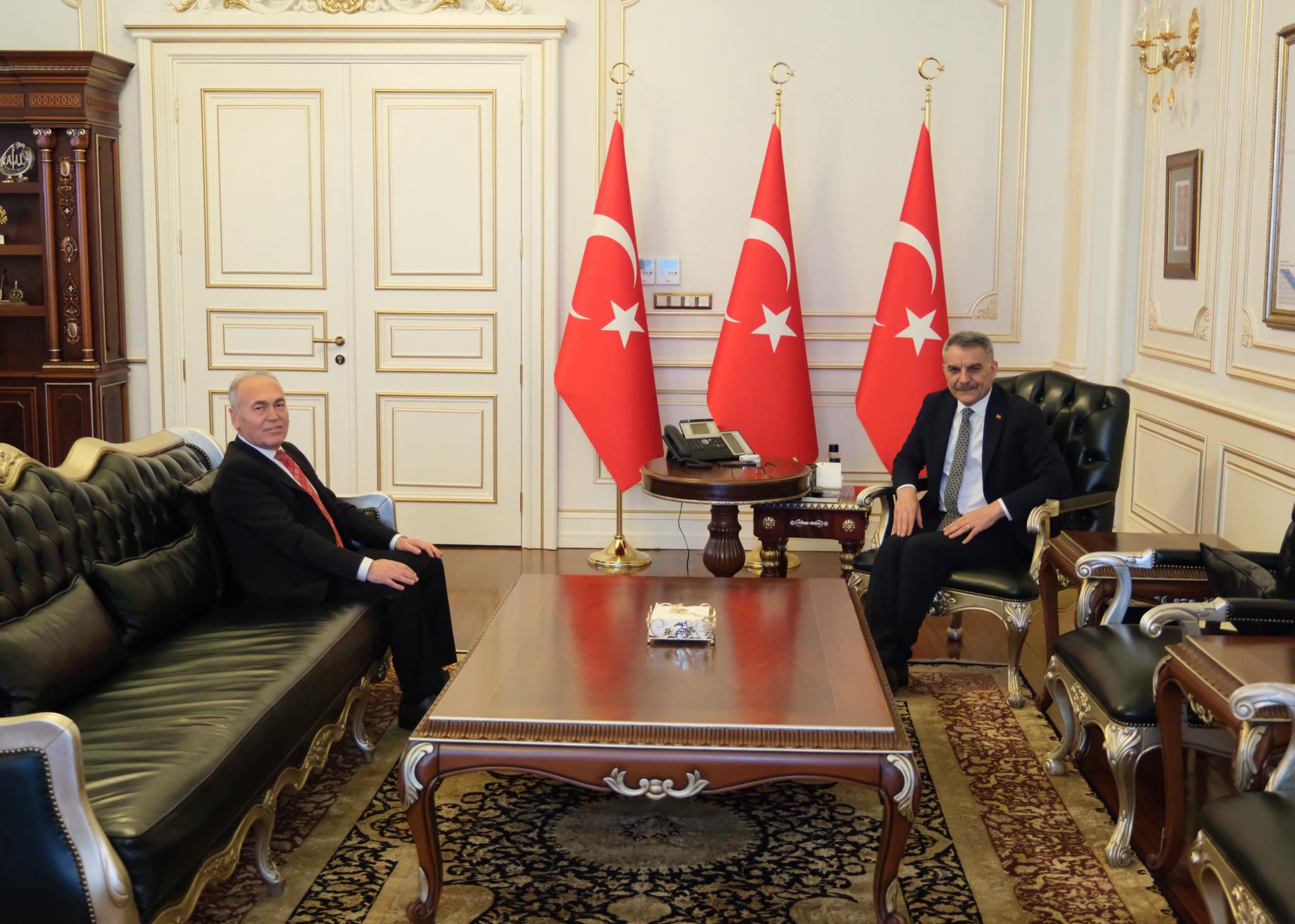 YENİ EMNİYET MÜDÜRÜ AYAĞININ TOZUYLA VALİYİ ZİYARET ETTİ