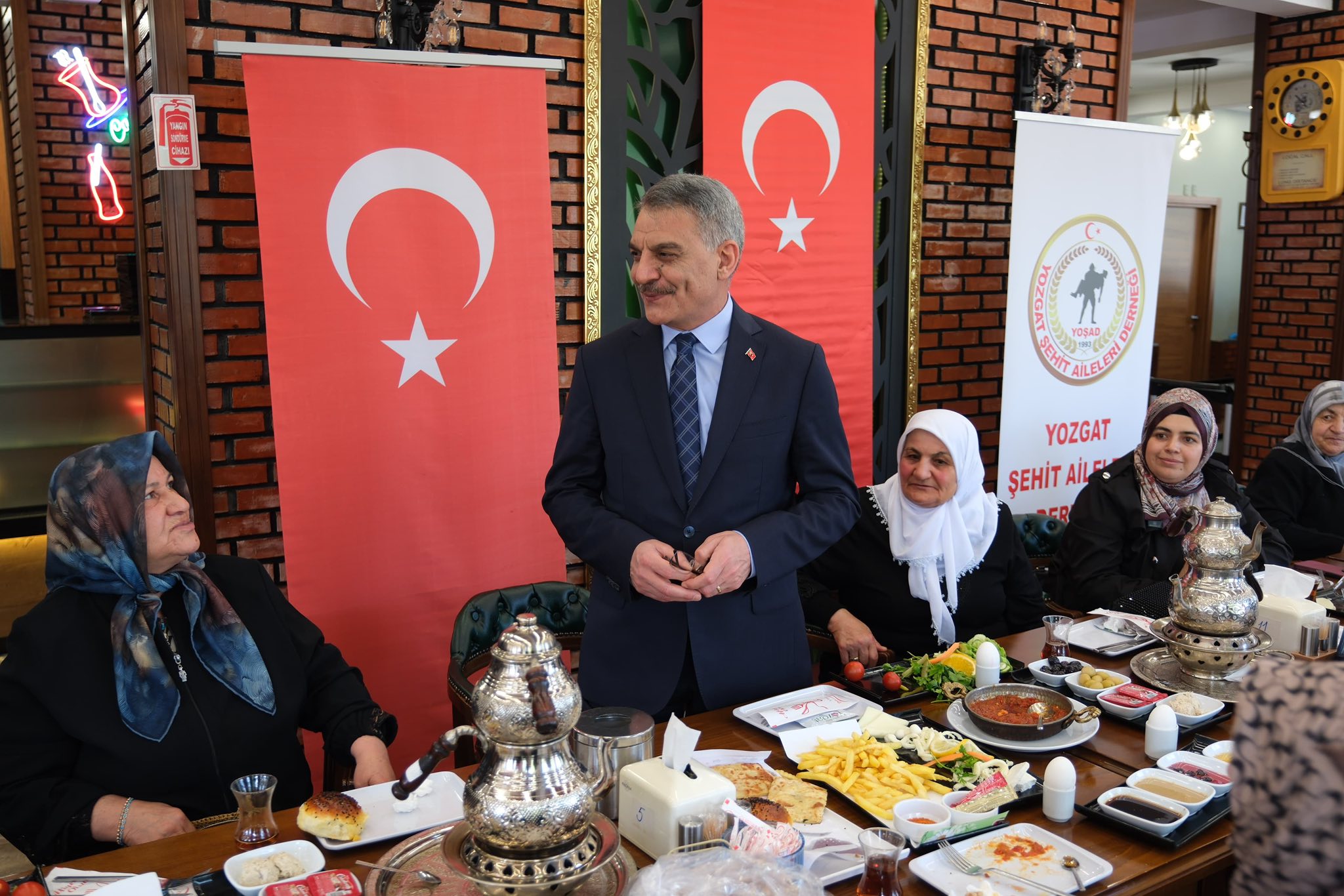 VALİ ÖZKAN, ŞEHİT EŞLERİYLE GÖNÜL SOFRASINDA BULUŞTU
