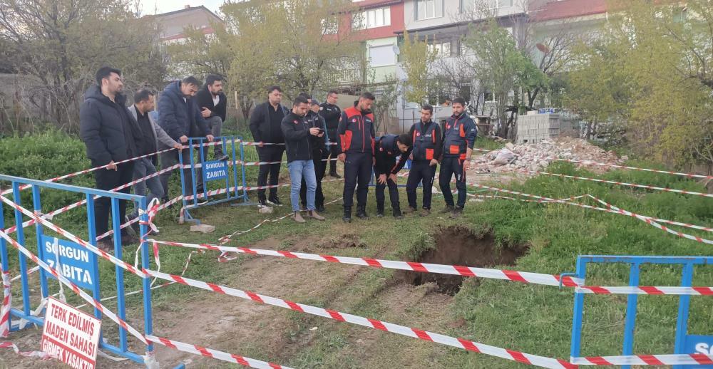 EVLERİN ARASINDA OLUŞAN OBRUK MAHALLEYİ TEDİRGİN ETTİ 