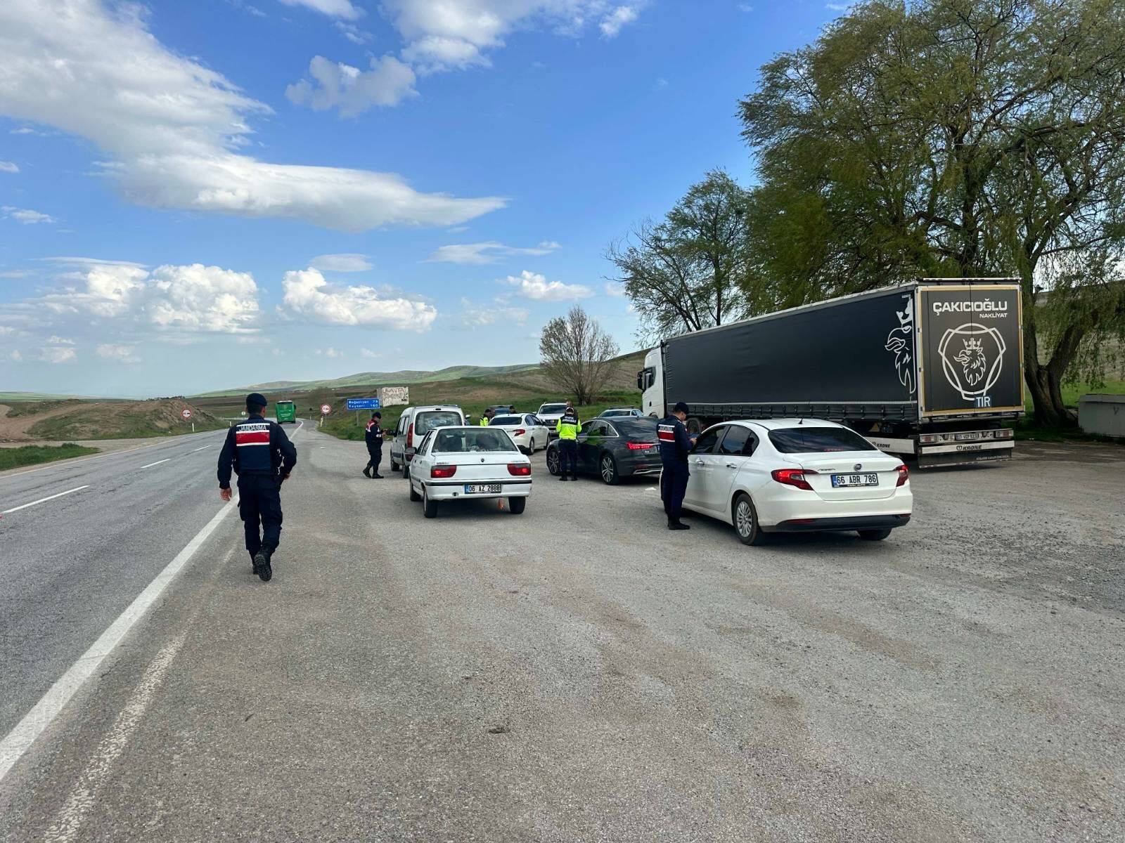 YOZGAT’TA JANDARMA VE POLİS DENETİMLERİNDE 3880 KİŞİ SORGULANDI