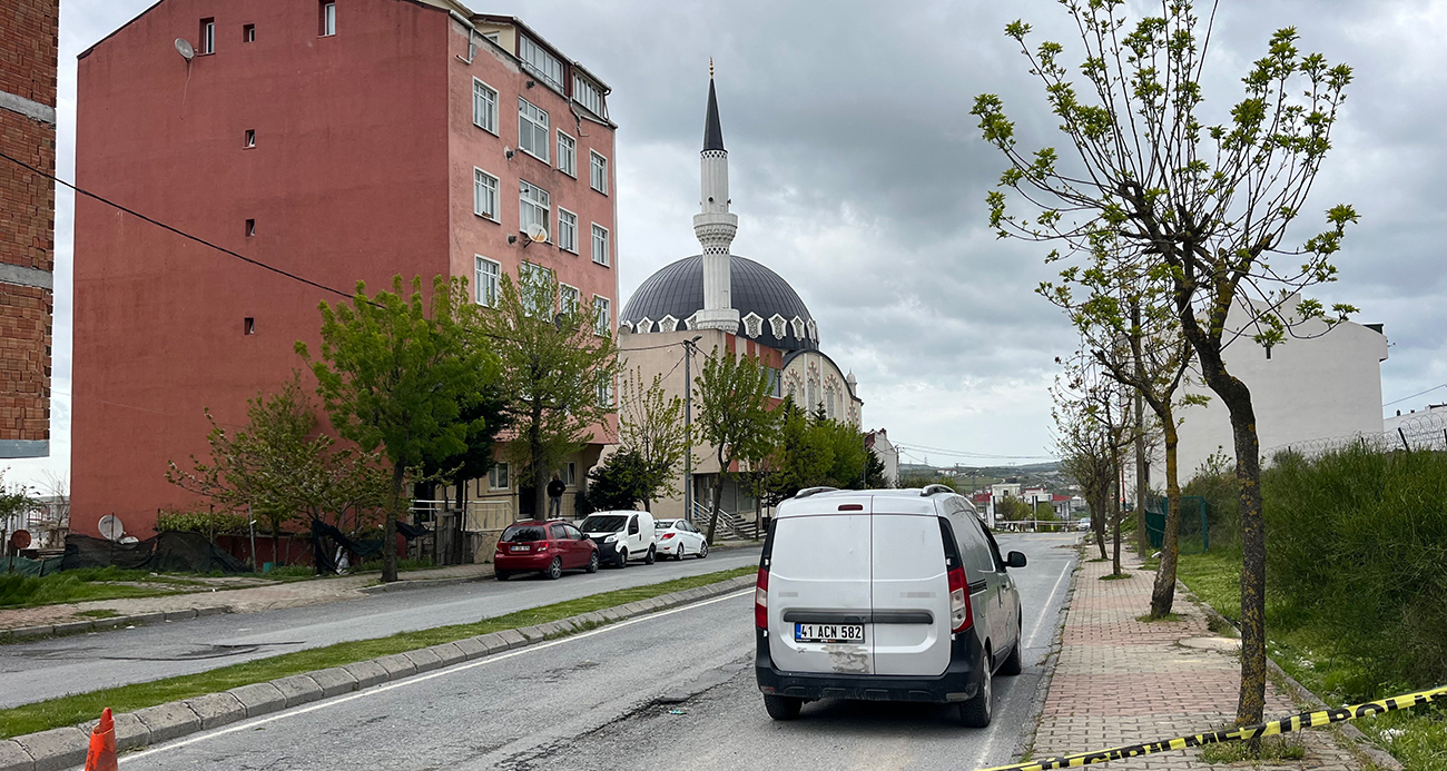 ARNAVUTKÖY’DE RÜZGARIN ETKİSİYLE CAMİNİN MİNARESİ SALLANDI, İKİ BİNA TAHLİYE EDİLDİ 