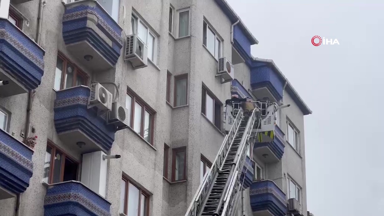FATİH’TE MARKETİN DEPOSUNDA YANGIN ÇIKTI, BİNADA MAHSUR KALANLAR KURTARILDI 
