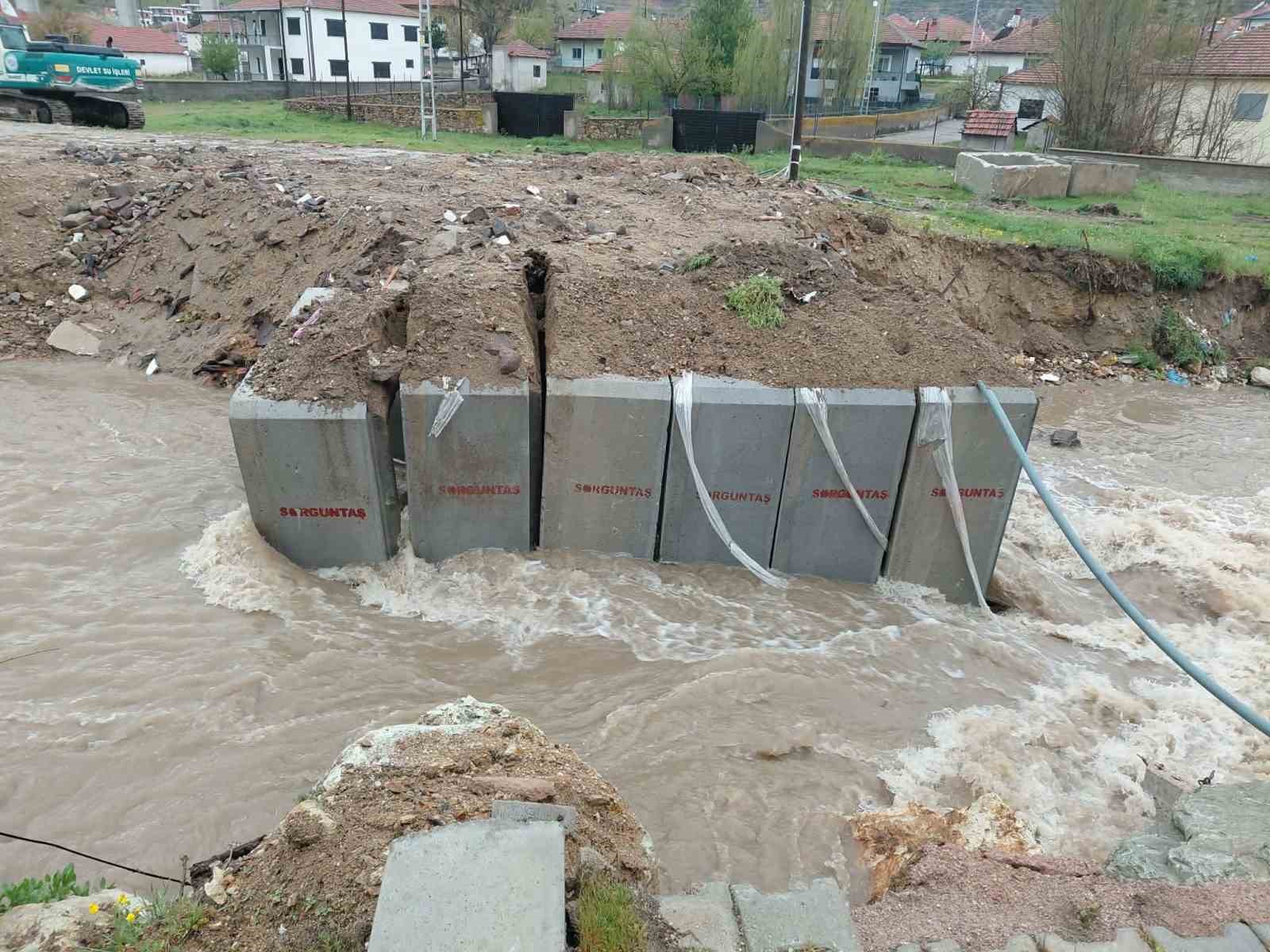 YOĞUN YAĞIŞLARDAN SONRA İKİNCİ KÖPRÜ DE YIKILDI 