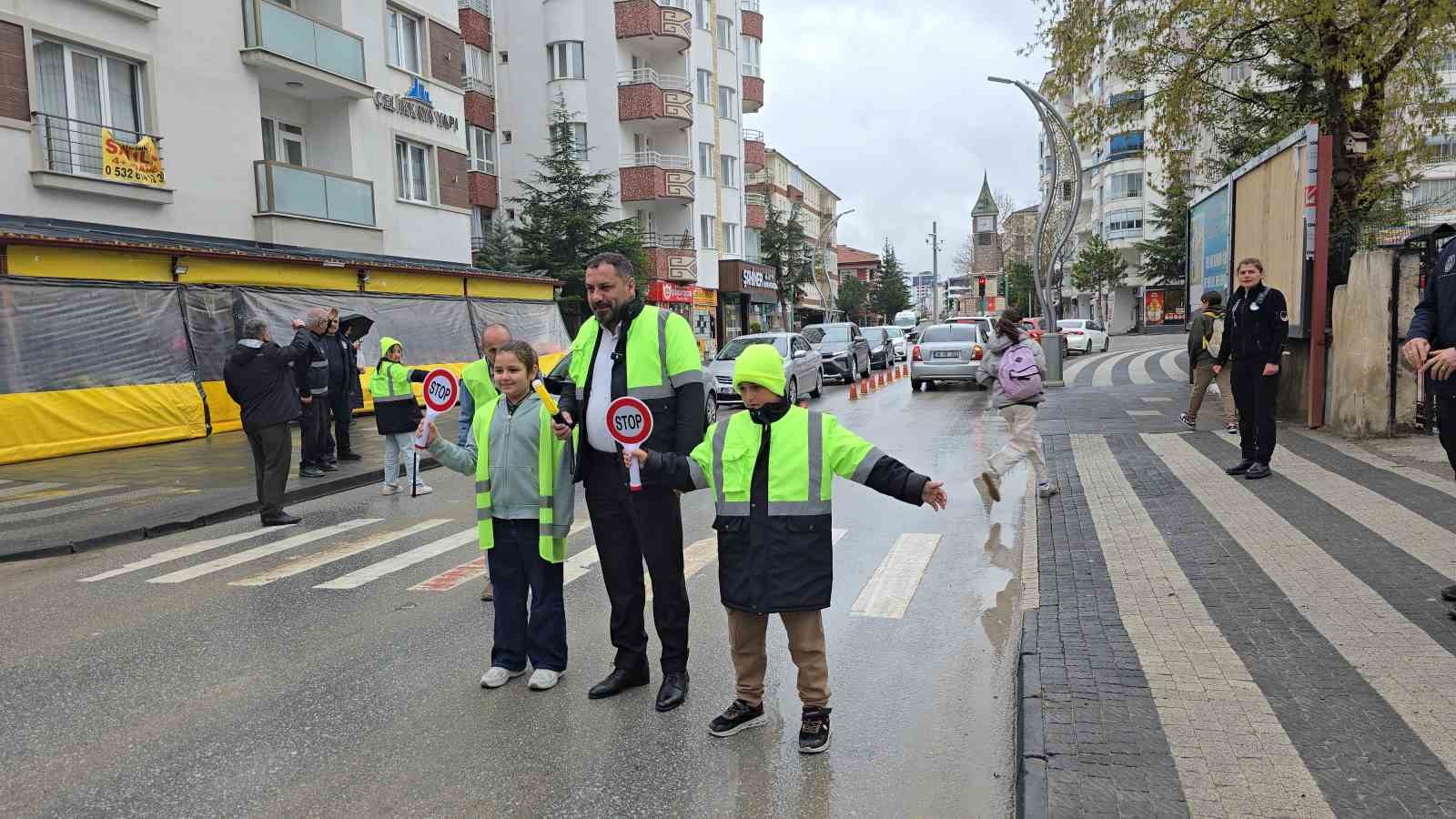BAŞKAN EKİNCİ, GÖNÜLLÜ ÖĞRENCİLERLE TRAFİK KURALLARINA DİKKAT ÇEKTİ 