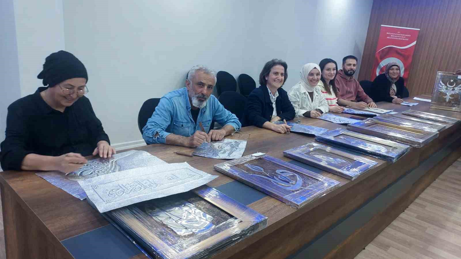 ÖĞRETMENEVİNİ ÖNCE RÖLYEF KURSUNA, SONRA SERGİ SALONUNA DÖNÜŞTÜRDÜLER 