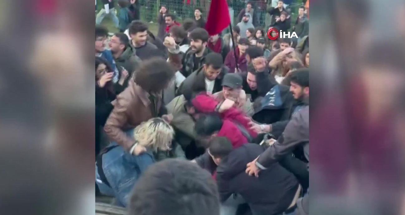 İLKAY AKKAYA KONSERİNDE BAYRAKLI PROTESTODA BULUNAN ÖĞRENCİLERE SALDIRI 