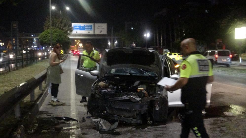 ARACIN HURDAYA DÖNDÜĞÜ KAZAYI BURNU BİLE KANAMADAN ATLATTI 