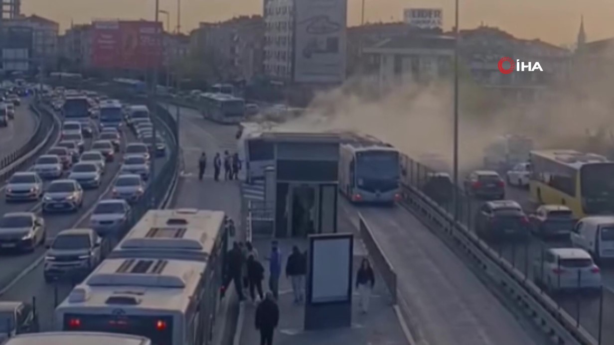 KAĞITHANE’DE METROBÜSTE YANGIN ÇIKTI 