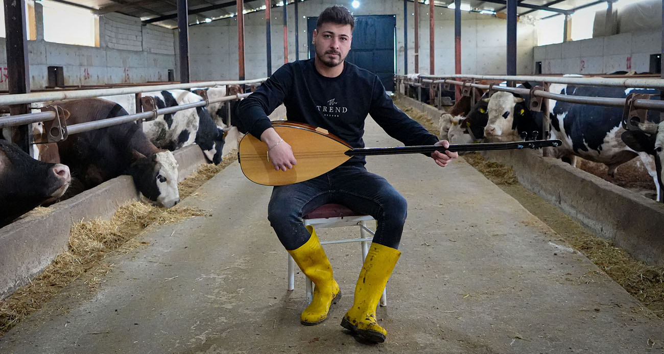 ANKARALI BESİCİ KURBANLIK HAYVANLARINA SAZ ÇALIP, TÜRKÜ SÖYLÜYOR 
