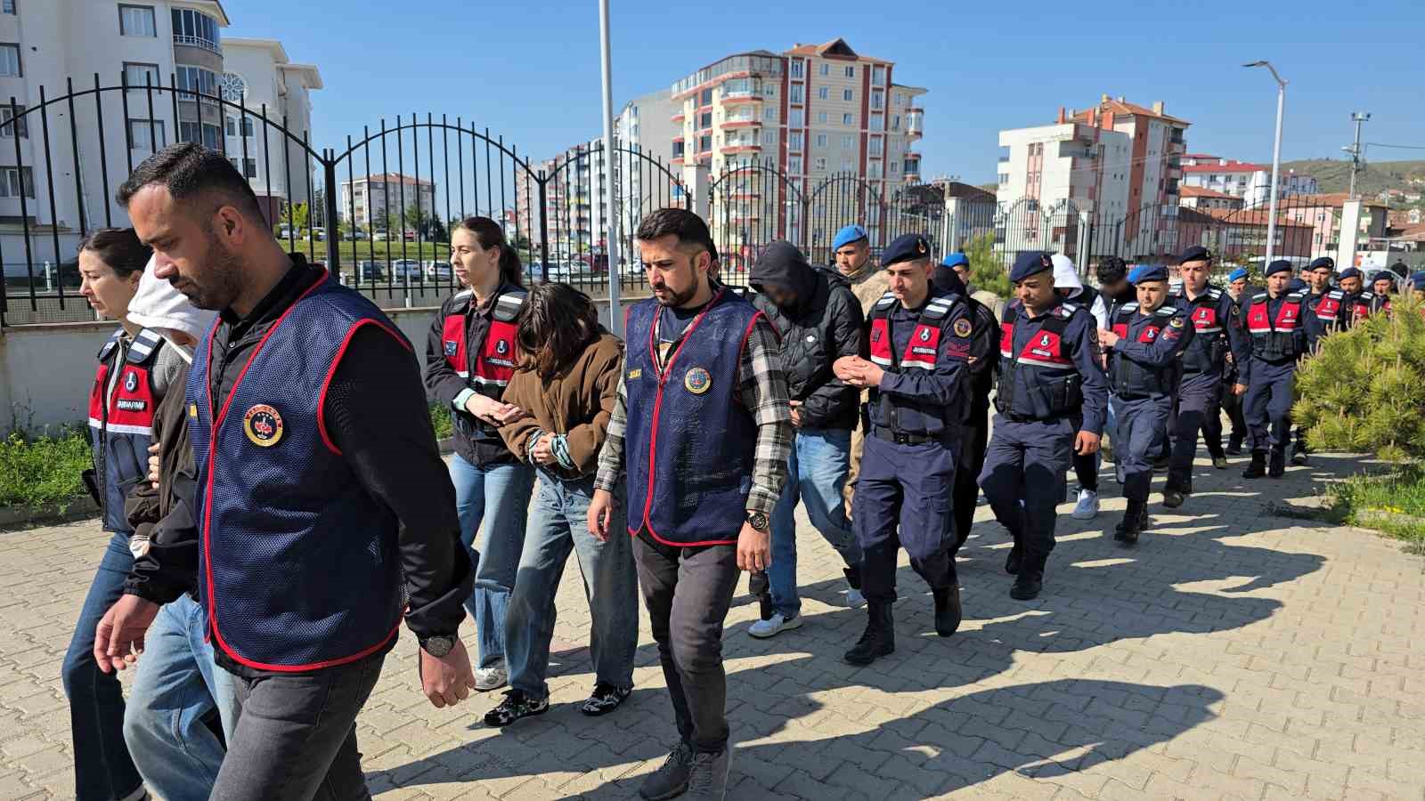 YOZGAT MERKEZLİ 9 İLDE DOLANDIRICILIK OPERASYONU: 980 MİLYON LİRA HESAP HAREKETLİLİĞİ TESPİT EDİLDİ 