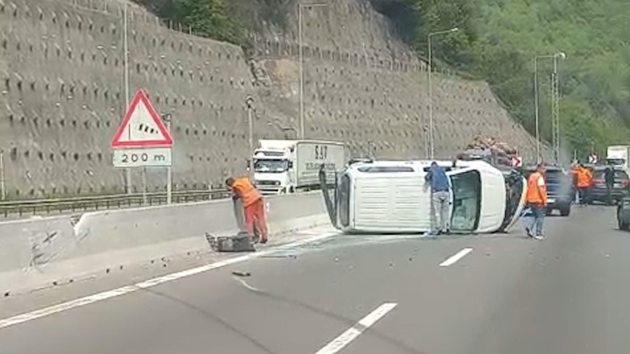 BOLU DAĞI’NDA OTOMOBİL İLE ÇARPIŞAN ARAÇ DEVRİLDİ: KİLOMETRELERCE ARAÇ KUYRUĞU OLUŞTU 