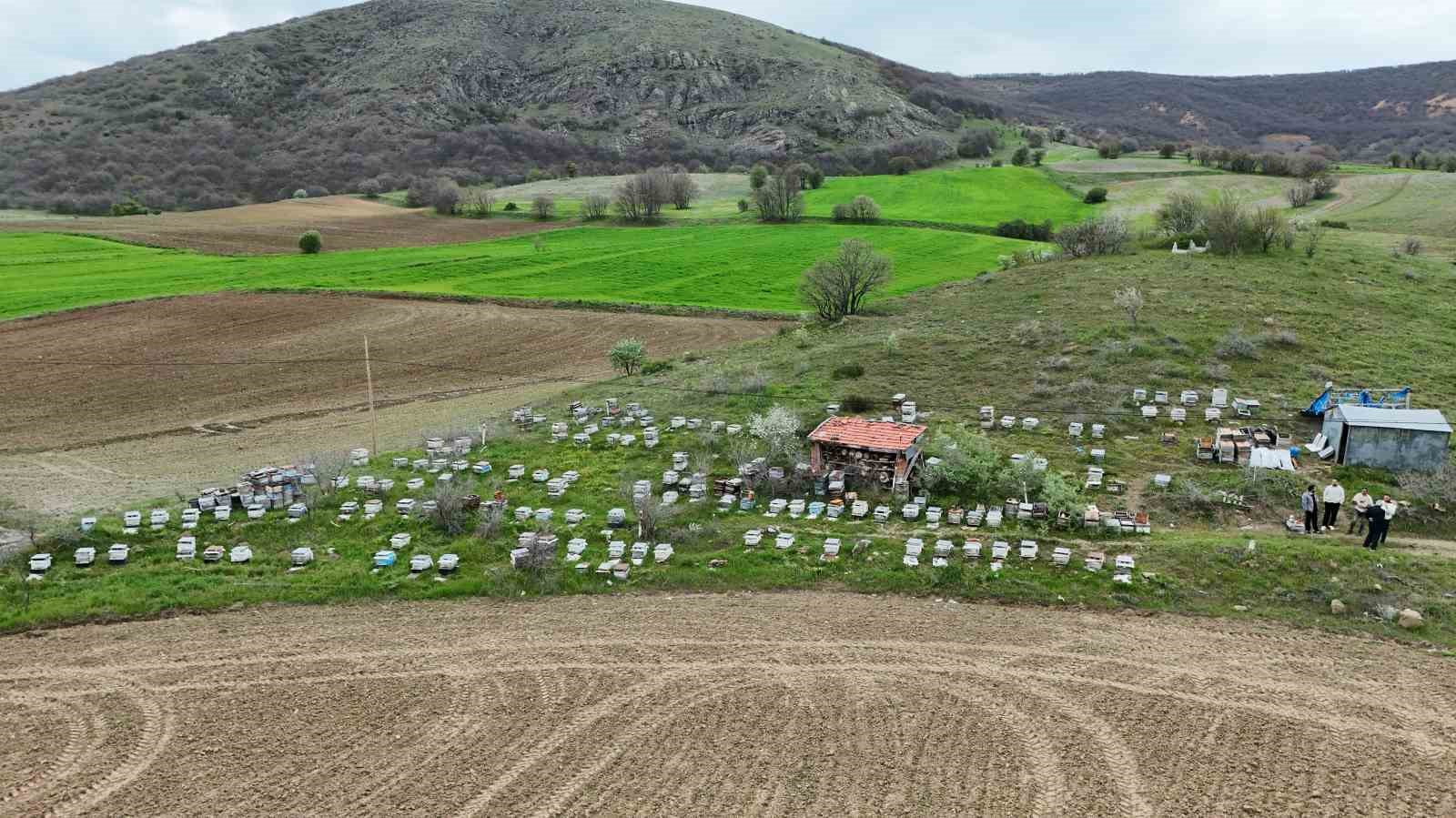DEDESİNDEN ÖĞRENDİĞİ MESLEĞİ KÖYÜNDE SÜRDÜRÜYOR 