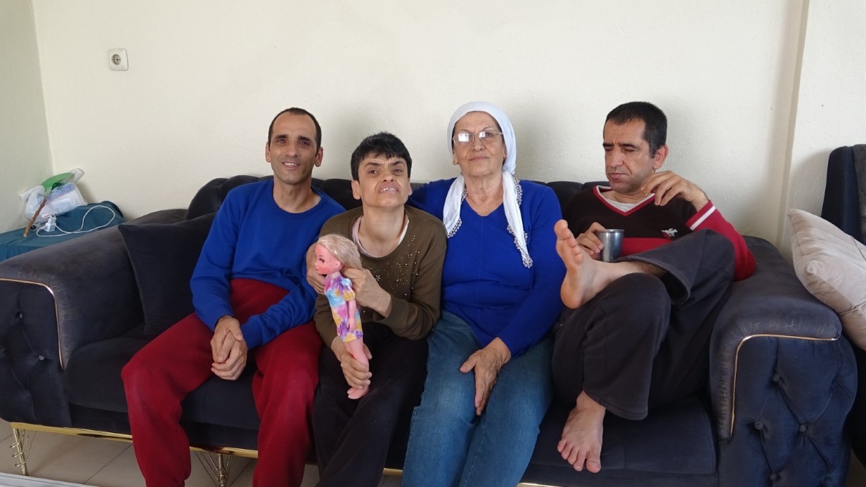 ÖMRÜNÜ ADADIĞI 3 ENGELLİ EVLADINA GÖZÜ GİBİ BAKIYOR 