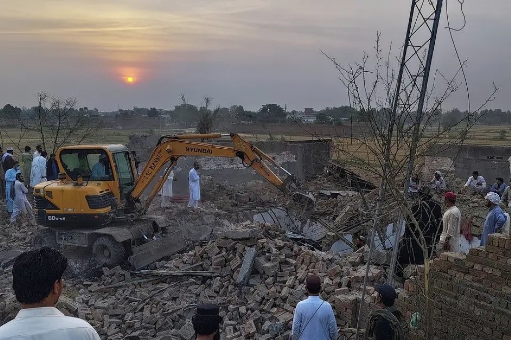 PAKİSTAN’DA KARAKOLA BOMBALI SALDIRI: 12 ÖLÜ, 2 YARALI 