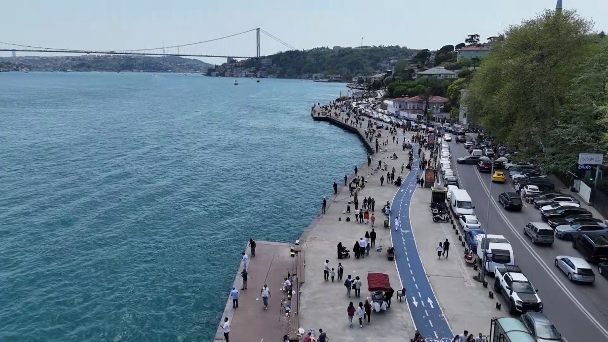 İSTANBUL’DA GÜNEŞİ GÖREN SAHİLE KOŞTU 