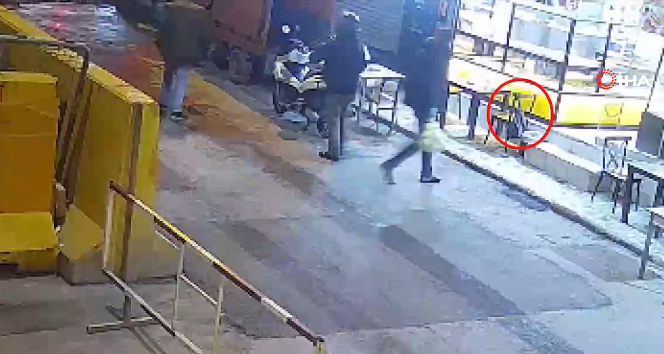 BEYOĞLU’NDA SANDALYEDE ASILI OLAN ÇANTAYI BÖYLE ÇALDI 