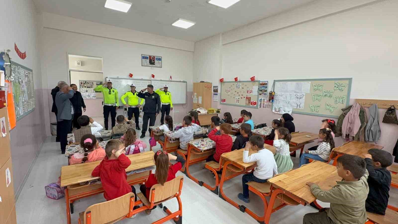 YOZGAT’TA POLİS SELAMI VEREN MİNİKLER KALPLERİ ISITTI 