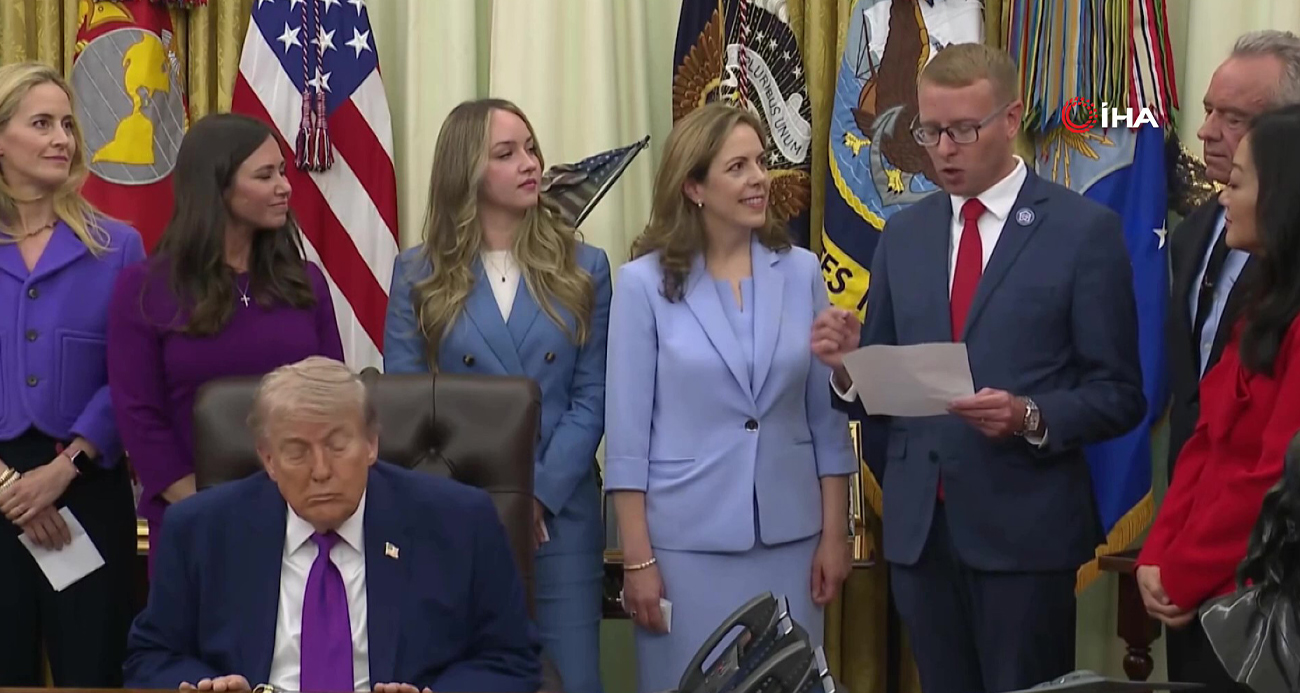 TRUMP, OVAL OFİS’TEKİ ETKİNLİK SIRASINDA UYUKLADI 