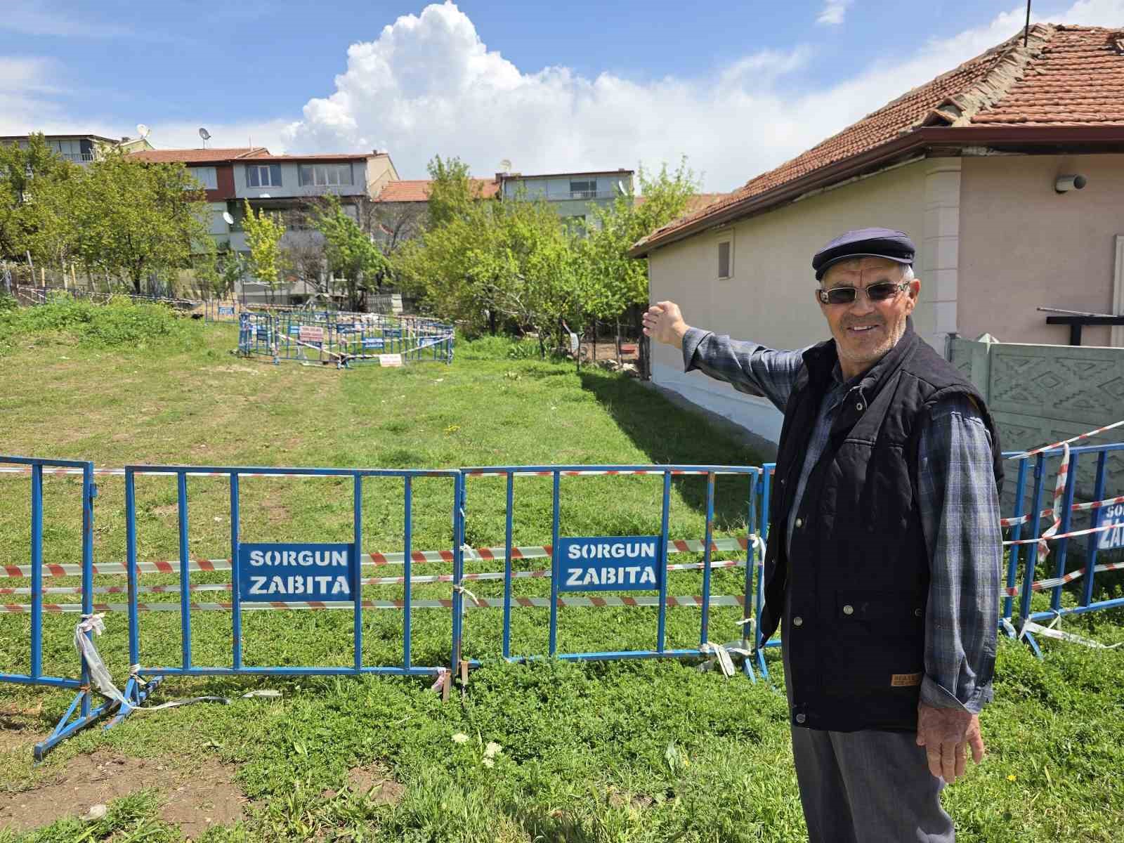 EVLERİN ARASINDA OLUŞAN OBRUK MAHALLEYİ TEDİRGİN ETTİ