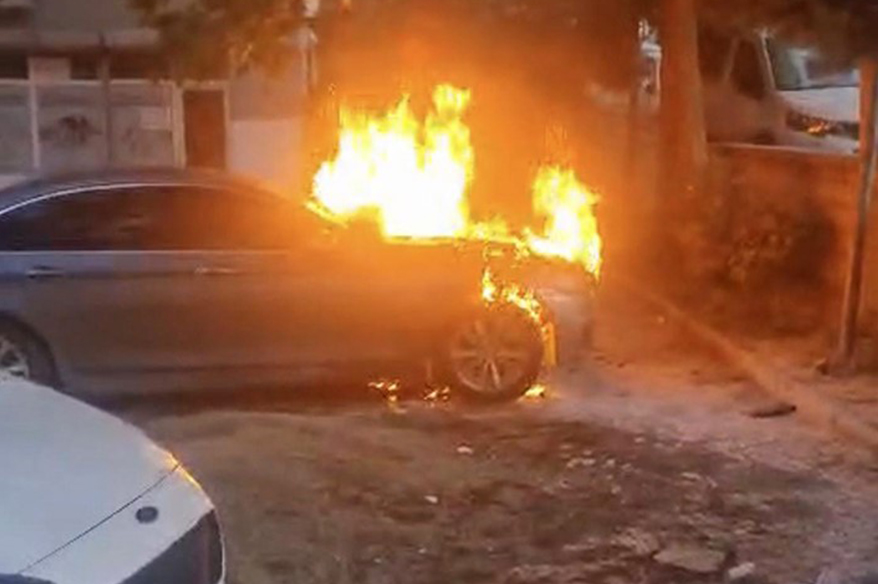 BATMAN’DA PARK HALİNDEKİ OTOMOBİL YANDI 